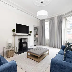  Apartment Stylish 3-bedroom Getaway